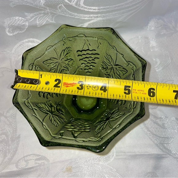 Vintage collectible green glass candy dish. Great condition, no chips or cracks. - Picture 5 of 7